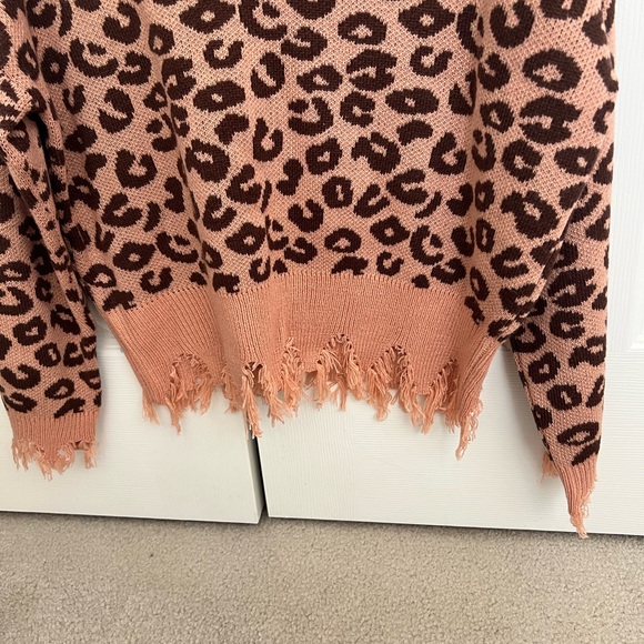 Animal print sweater with distressed collar - Picture 4 of 4